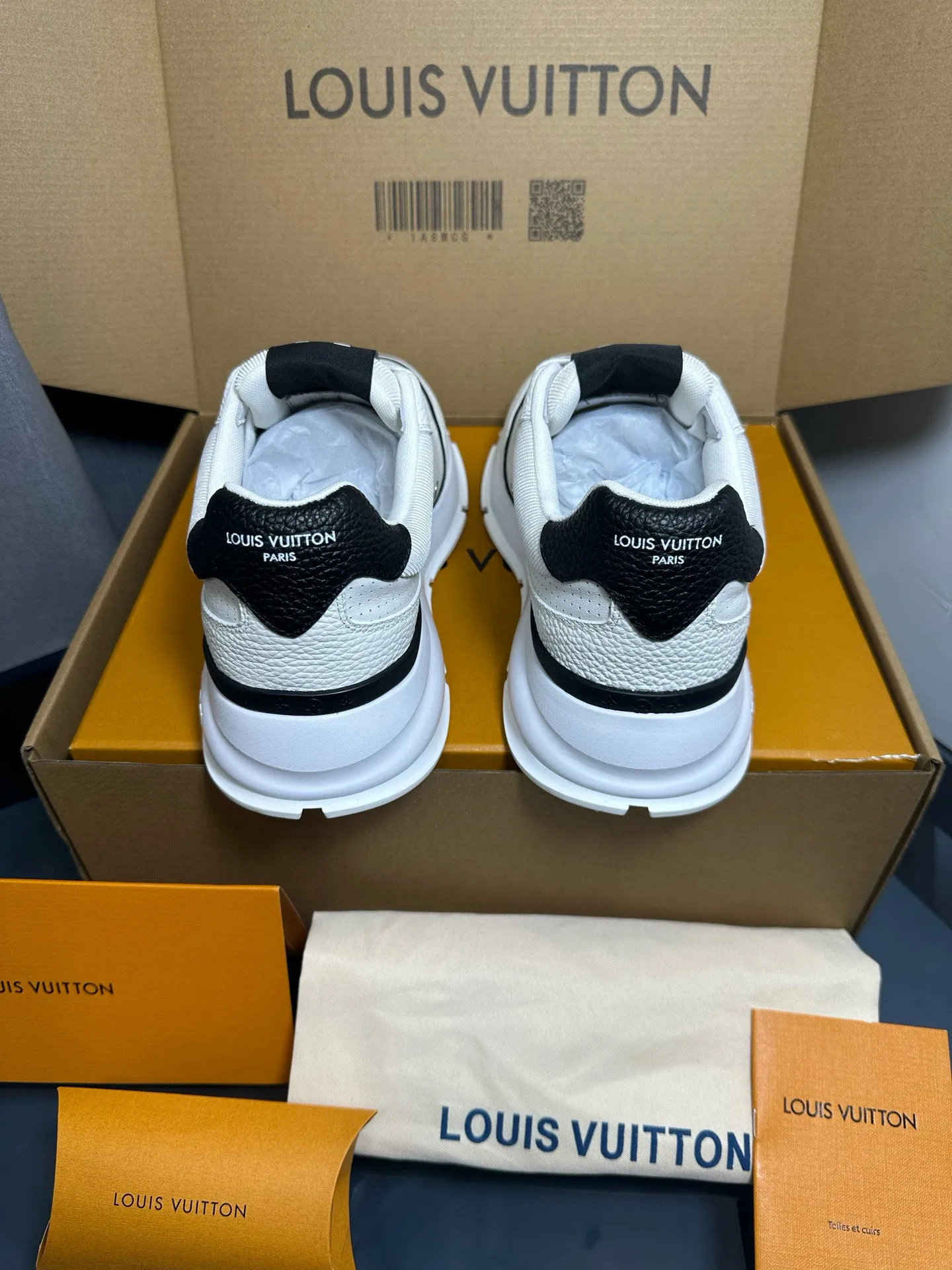Factory price: 700💰🌈LV | Louis Vuitton 2025𝐬𝐬 🧡💚2025 spring and summer new style top version‼ ️The original version is the same. The counter focuses on the latest casual shoes and new hard goods🆕 ❥Purchasing agent level! Full of high-end feel! A popular model among bloggers at home and abroad, it’s retro and fashionable, and looks stunning on your feet! Wear a lot of happiness! The official website's main recommendation★ ━━━━━ ЅᏇєєt ━━━━━ ▪️Upper: Original custom-made imported calfskin fabric ▪️Inner: breathable gauze imported from Italy ▪️Outsole: rubber foam ➕t men's men's shoes 💰u high-end outsole ▪️Color: nine colors available ▪️Shoe size: 35-44, (45, 46 customized)